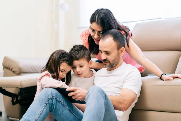 Oturma odasında bir aile.