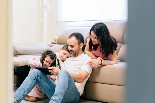 Oturma odasında bir aile.