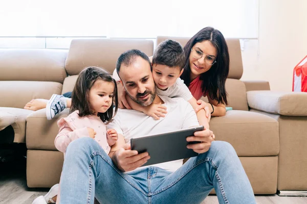Oturma odasında bir aile.