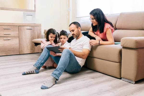 Oturma odasında bir aile.