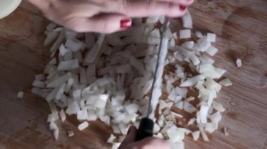 Mutfakta sebze doğruyorum.