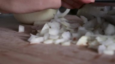 Mutfakta sebze doğruyorum.