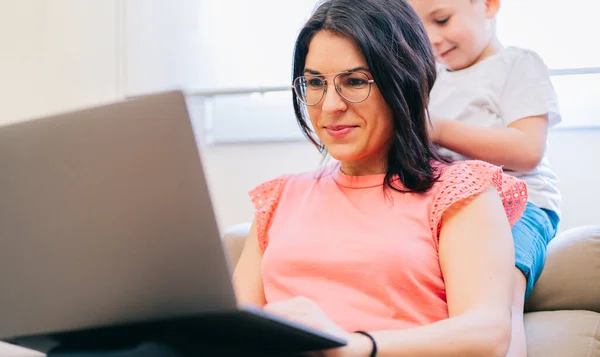 Hermosa mujer trabajando en una computadora portátil en casa —  Fotos de Stock