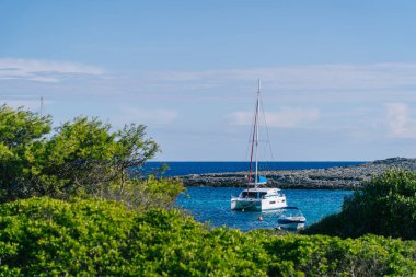 Kıyıya demir atmış birkaç eğlence teknesi.
