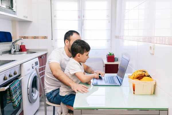 Un padre y su hijo en casa con la computadora —  Fotos de Stock