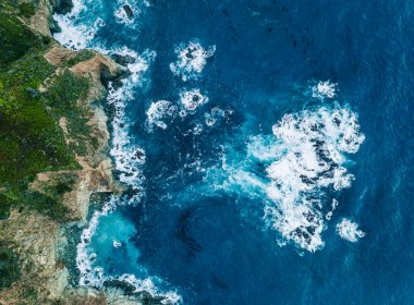 Dalgalar Kaya 'da Kırılıyor