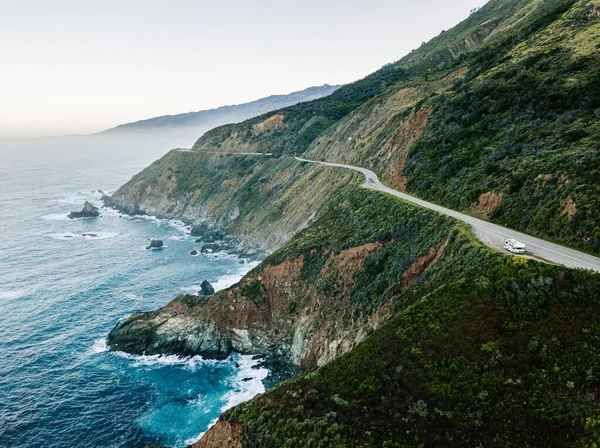 Big Sur yolunda Kaya 'da Dalgalar Kırılıyor