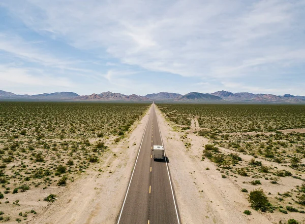Wohnmobil fährt auf Autobahn in der Wüste — Stockfoto