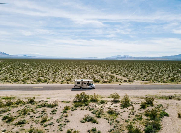사막의 고속 도로에서 자동차 운전을 하는 모습 — 스톡 사진