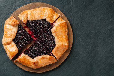 Mevsimsel çilek ile kesilmiş galette. Düz kopya alanı ile bir arka planda gevrek yaz Berry Pie yatıyordu.