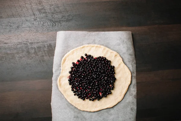 Ev yapımı galette turtası. Pasta yapma süreci. Lezzetli tatlı. Siyah frenk üzümü pastası. Ev yapımı tarifi
