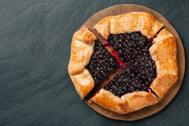 Mevsimsel çilek ile kesilmiş galette. Düz kopya alanı ile bir arka planda gevrek yaz Berry Pie yatıyordu.