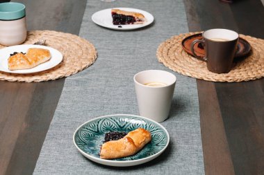 Çay ile bir tabak üzerinde galette bir dilim. Ev yapımı pişirme