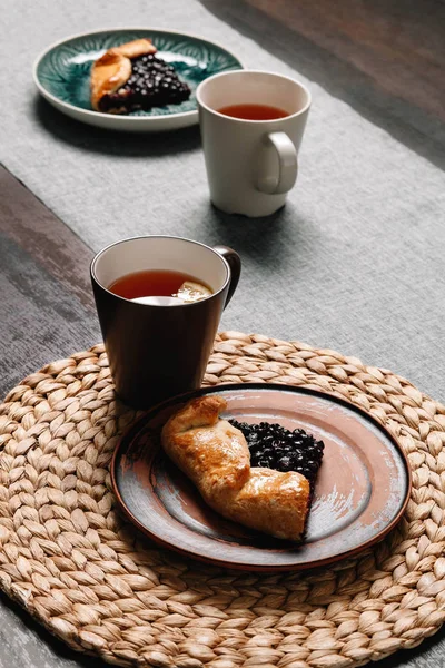 Çay ile bir tabak üzerinde galette bir dilim. Ev yapımı pişirme