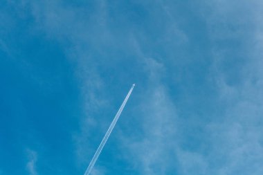 Eski Metall kapısında, paslı bir asma kilit yüklü