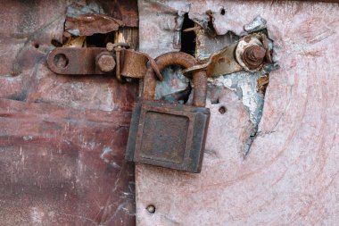 Eski Metall kapısında, paslı asma kilit