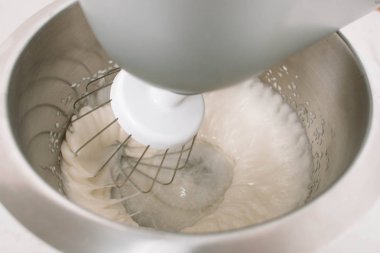 Mikser Çırpıcı yumurta ve şeker marshmallow yapmak için yığınları. Ev yapımı Marshmallow tarifi
