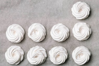 Marshmallow yapma süreci. Pasta dükkanı mutfakta parşömen kağıt için şekerleme çanta krem ile şefin ellerini kapatın. Marshmallow yapmak için tarifi