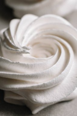 Parşömen arka planda havadar beyaz Marshmallow yakın çekim. Marshmallow yapmak için tarifi.