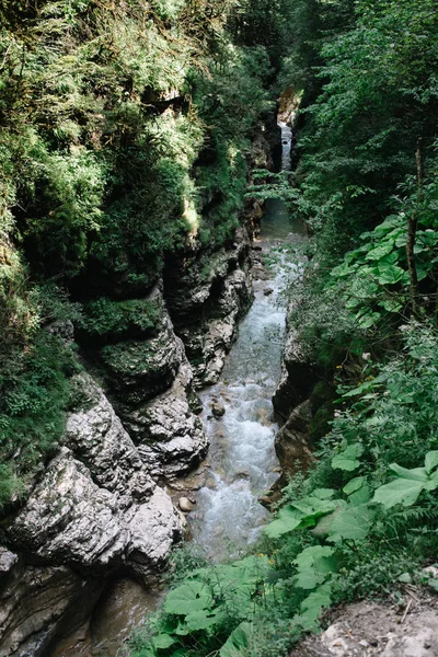 Fiume nella gola di Guam, Territorio di Krasnodar, Russia. Il letto del fiume di montagna delle montagne del Caucaso — Foto Stock