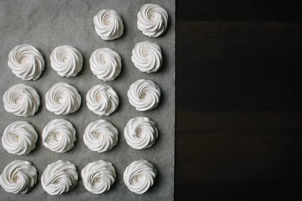 Marshmallow yapma süreci. Pasta dükkanı mutfakta parşömen kağıt için şekerleme çanta krem ile şefin ellerini kapatın. Marshmallow yapmak için tarifi. Boşluk Kopyala