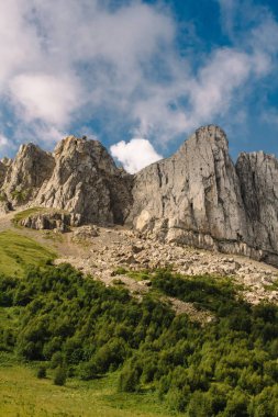 Dağın sırtı kümülüs bulutları ile büyük Thach olduğunu