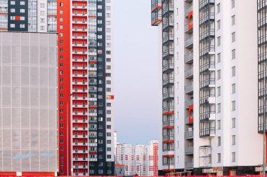 Kırmızı beyaz ve gri çizgili yüksek katlı bir binanın cephe. Mavi gökyüzüne karşı çok katlı bina. Göstermek için arka plan.