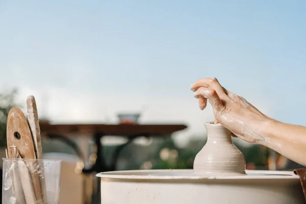 Terapia artistica. Le mani di donne fanno una pentola di argilla su una ruota di vasai. Workshop sulla ceramica — Foto Stock