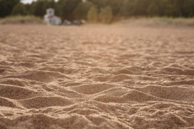 Sıcak günbatımı güneş tepeleri ışınları plajda kum serin gölgeler döküm.