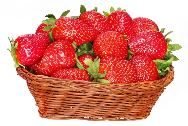 Strawberry Dalam Keranjang Terisolasi Pada Latar Belakang Putih — Stok Foto