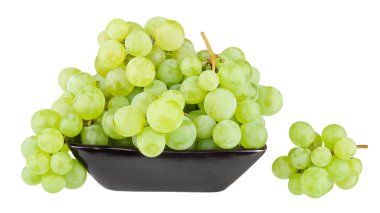 Beyaz arkaplanda izole edilmiş yeşil üzümler