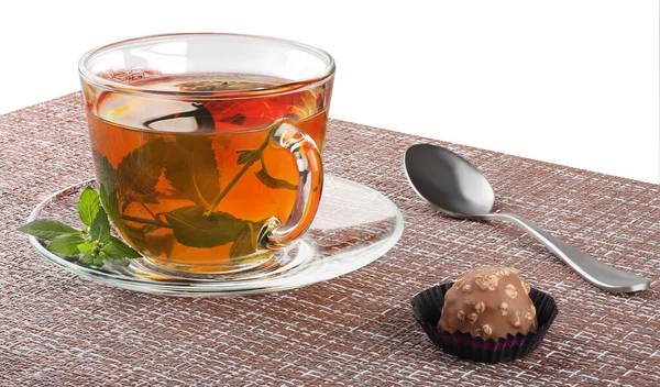 白い背景に隔離された透明なマグカップの中のお茶 — ストック写真
