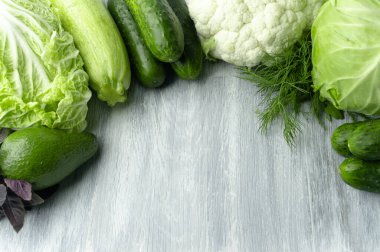 Fesleğen, Napa lahanası, kabak, salatalık, karnabahar, yeşil arka planda dereotu ve salatalık. Diyet için yeşil sebze. Sağlıklı beslenme.