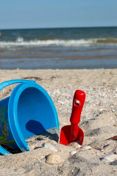 Cubo Bebé Una Pala Yacen Orilla Del Mar Día Soleado — Foto de Stock