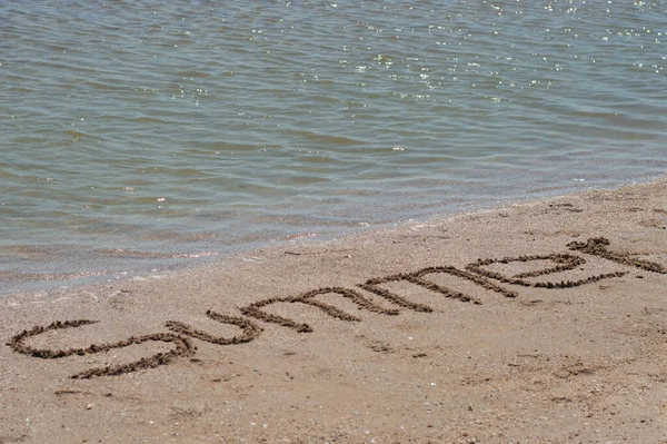Yaz Kelimesi Güneşli Bir Günde Kumlu Bir Sahilde Yazılır — Stok fotoğraf