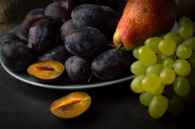 Erikler, armutlar ve beyaz üzümlerle dolu bir hayat.