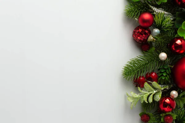 Праздничная Открытка Белым Фоном Написания Текста Рождественской Композиции Красных Цветах — стоковое фото