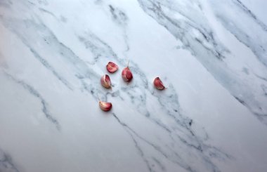 Beyaz mermer arka planda bir avuç sarımsağın ayrıntıları