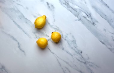 Mermer bir arka planda bir limon kümesinin ayrıntıları