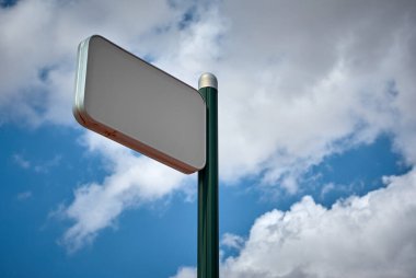 Mavi ve bulutlu bir gökyüzünde yeşil bir direğin işaretli ayrıntıları