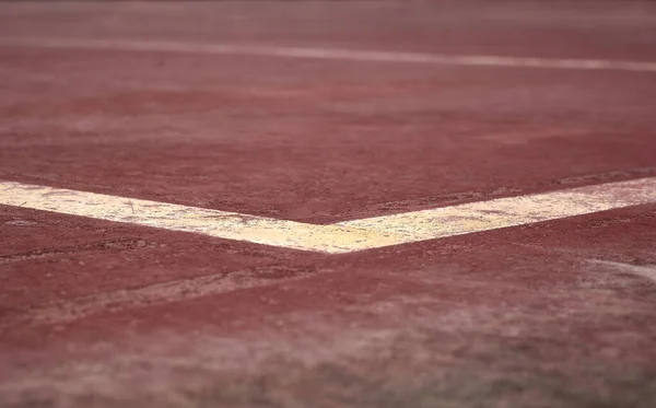 Detail Van Enkele Witte Gele Lijnen Geschilderd Een Bruine Sportveld — Stockfoto