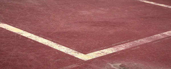 Detail Van Enkele Witte Gele Lijnen Geschilderd Een Bruine Sportveld — Stockfoto