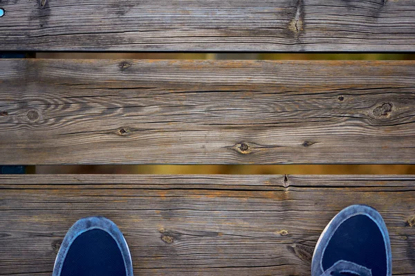 Detail Některých Nohou Pantoflemi Přecházejícími Dřevěný Most — Stock fotografie