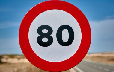 Kırmızı kenarı ve siyah sınırı olan yuvarlak trafik işaretinin ayrıntıları saatte 80 km / saat