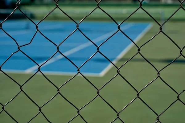 Detail Van Een Uitzicht Een Blauwe Synthetische Tennisbaan Door Een — Stockfoto