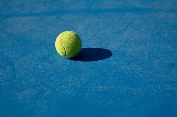 Detail Van Een Gele Tennisbal Een Blauwe Baan — Stockfoto
