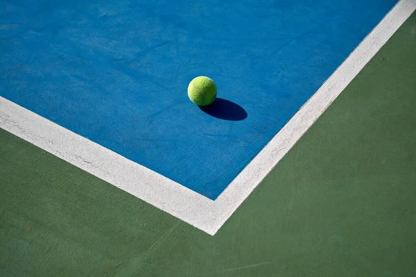 Detail Van Een Gele Tennisbal Hoek Van Een Blauwe Baan — Stockfoto