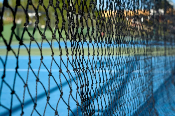 Detail Van Een Uitzicht Een Blauwe Synthetische Tennisbaan Door Het — Stockfoto