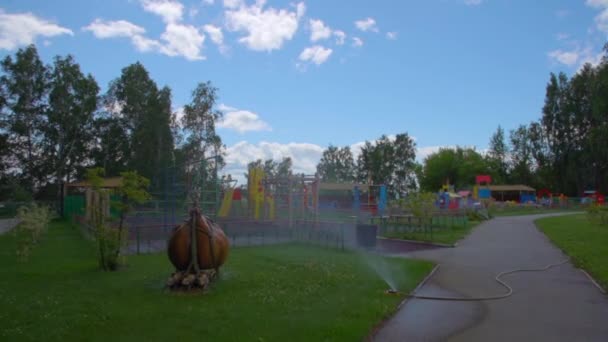Spielplatz Mit Regen Kamerafahrten Blauem Himmel — Stockvideo