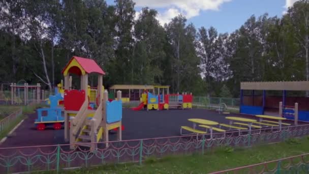 Parque Infantil Vazio Floresta Céu Azul Sem Crianças Câmera Move — Vídeo de Stock